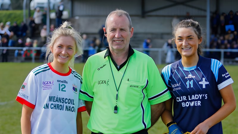 Drei Personen stehen auf dem Sportfeld der Our Lady´s Bower Secondary School, zwei Frauen in Trikots und ein Mann als Schiedsrichter.