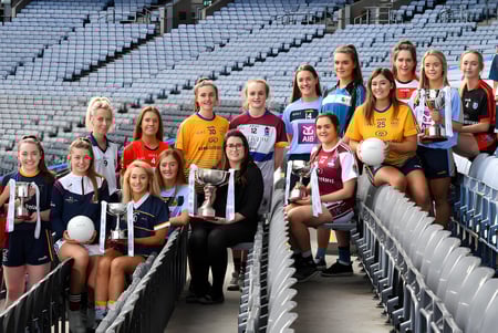 Eine Gruppe von Fußballspielerinnen posiert gemeinsam auf den Tribünen im Stadion des Our Lady's College.