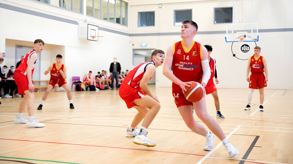 Schüler der Our Lady’s Secondary School spielen Basketball in der Sporthalle.