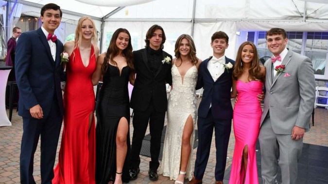 Eine Gruppe von Personen bei einer formellen Veranstaltung auf dem Campus der Our Lady’s Secondary School.