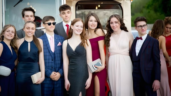 Eine Gruppe gut gekleideter Personen posiert vor einem Gebäude bei einer Veranstaltung an der Our Lady’s Secondary School.