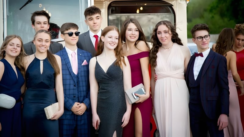 Eine Gruppe gut gekleideter Personen posiert vor einem Gebäude bei einer Veranstaltung an der Our Lady’s Secondary School.