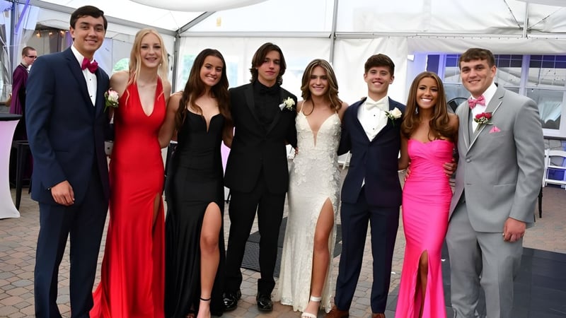 Eine Gruppe von gut gekleideten Schülerinnen und Schülern bei einer Feier auf dem Gelände von Our Lady’s Secondary School.