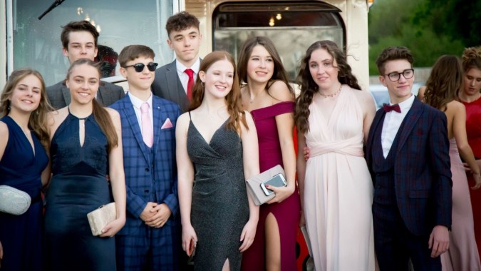 Eine Gruppe Schülerinnen und Schüler steht vor dem Gebäude der Our Lady’s Secondary School.