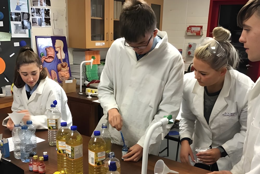 Schüler der Our Lady’s Secondary School untersuchen im Labor verschiedene wissenschaftliche Geräte und Materialien.
