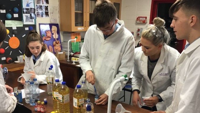 Schüler der Our Lady’s Secondary School untersuchen im Laborsaal wissenschaftliche Geräte und Materialien.