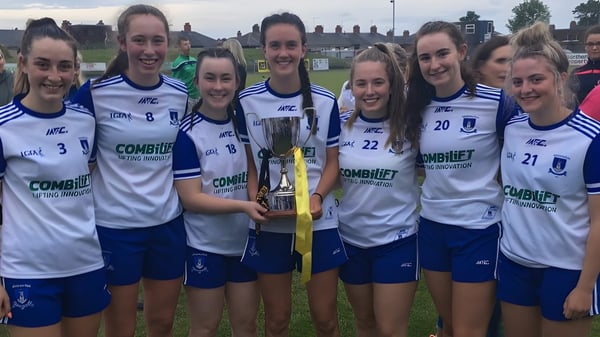 Eine Gruppe Sportlerinnen der Our Lady’s Secondary School hält auf dem Sportplatz einen Pokal.