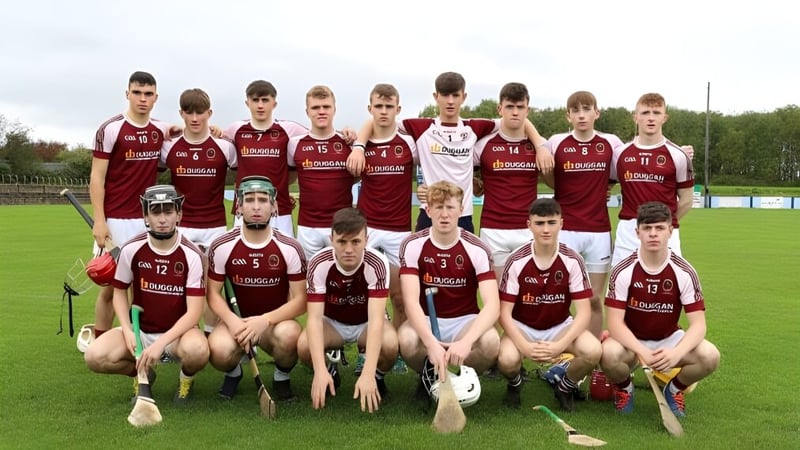 Eine Gruppe von Schülern in roten und weißen Uniformen posiert auf einem Sportfeld auf dem Gelände der Our Lady’s Secondary School.