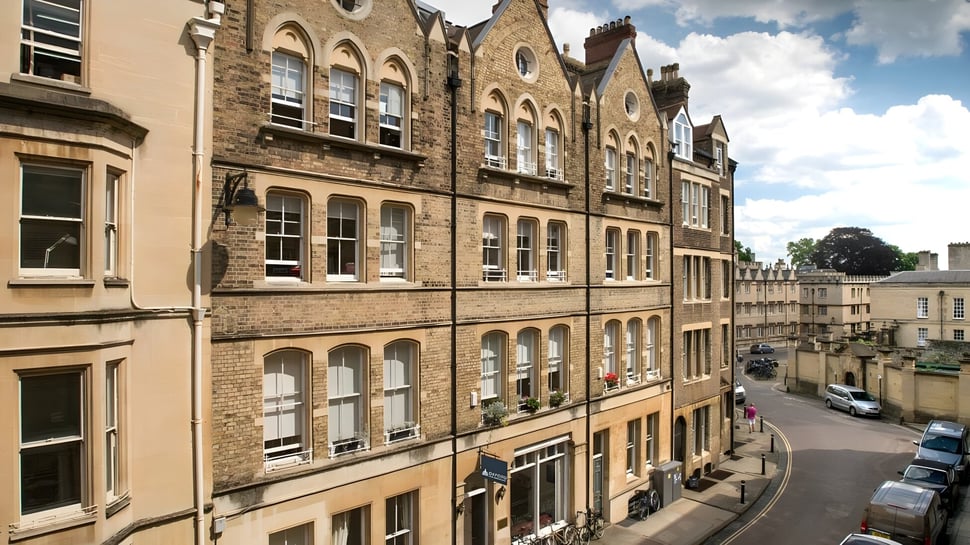 Das historische Backsteingebäude des Oxford Sixth Form College ist mehrstöckig und von vielen Fenstern geprägt.