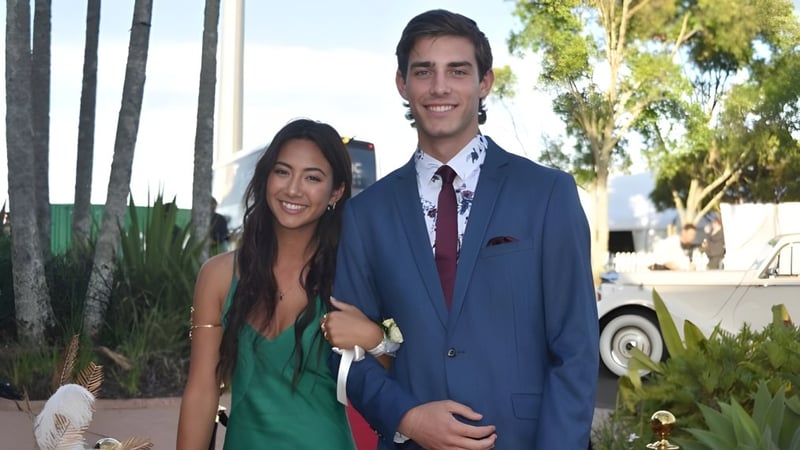 Ein junges Paar steht zusammen in einem gartenähnlichen Bereich auf dem Gelände der Pacific Lutheran High School.