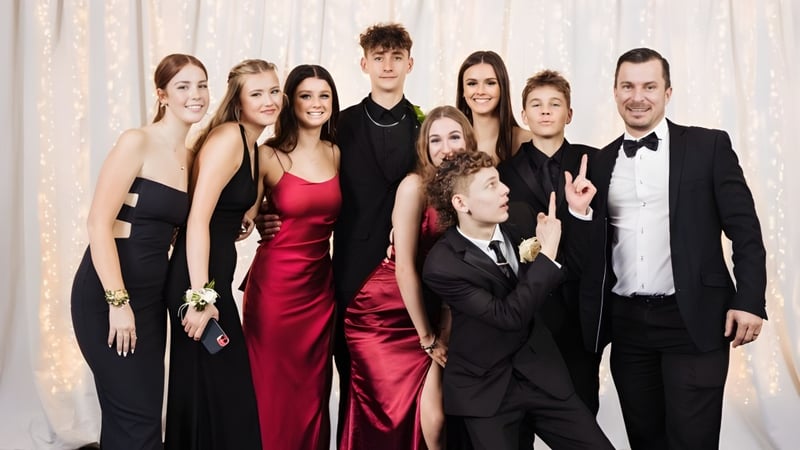 Eine Gruppe von Personen in formeller Kleidung posiert vor einem Vorhang auf dem Campus des Pakuranga College.