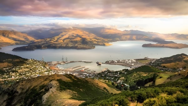 Luftaufnahme der Landschaft mit Bergen und See in der Nähe des Pakuranga College bei Sonnenuntergang.