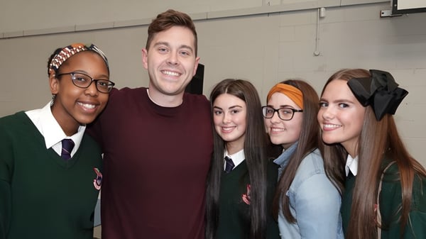 Fünf Schülerinnen und Schüler posieren gemeinsam in der Palmerstown Community School vor einer schlichten Wand.