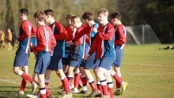 Eine Gruppe junger Fußballspieler steht auf dem Sportfeld des Pangbourne College zusammen.