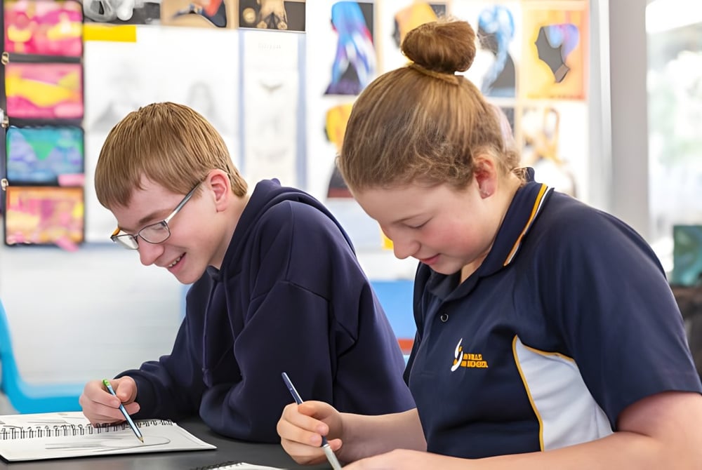 Zwei Schüler der Para Hills High School arbeiten konzentriert mit einem Tablet in einem Klassenzimmer.
