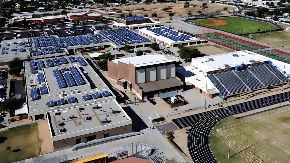 Das Schulgelände des Paradise Valley Unified School District mit Solaranlagen auf den Dächern und einem Sportstadion daneben.