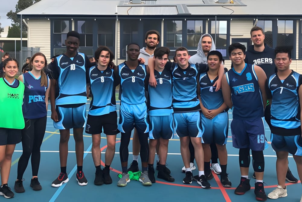 Eine Gruppe junger Athleten steht auf dem Basketballfeld der Parafield Gardens High School.