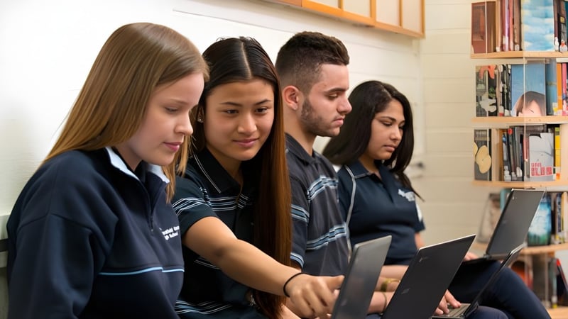 Schüler der Parafield Gardens High School konzentrieren sich bei der Arbeit an einem Computer.