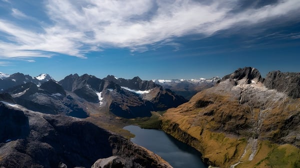 Eine atemberaubende Landschaft mit schneebedeckten Bergen und einem ruhigen See zeigt sich nahe Parafield Gardens High School.