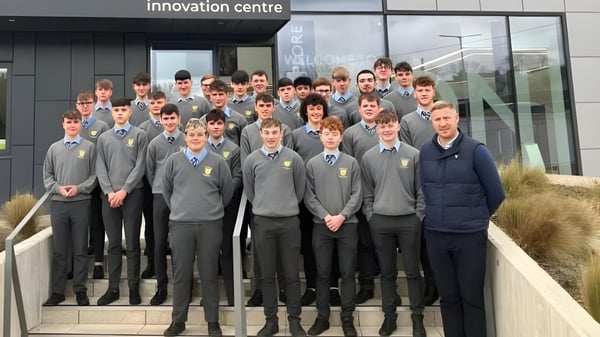 Schüler der Patrician High School stehen in Schuluniform vor dem Gebäude des Innovation Centre.