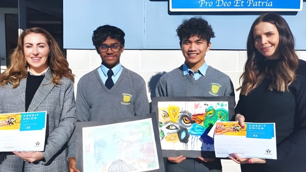 Vier Schülerinnen und Schüler der Patrician High School präsentieren ihre Kunstwerke im Schulgebäude.