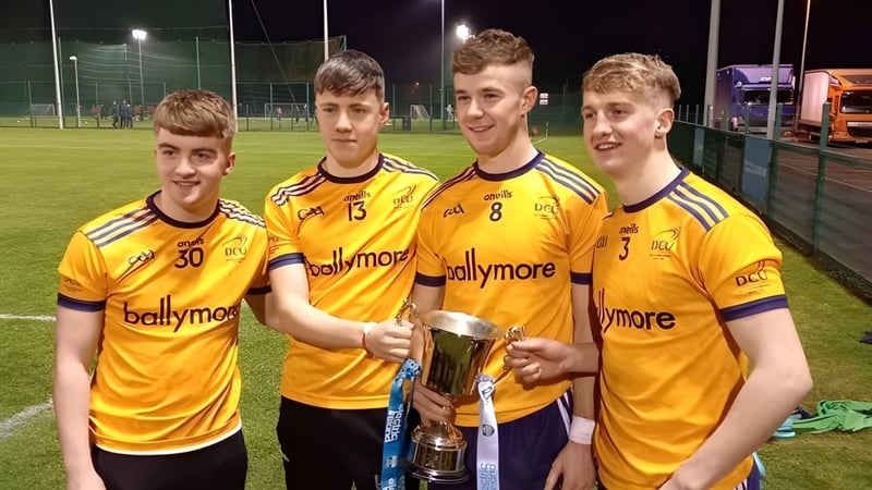 Eine Gruppe von Schülern der Patrician High School steht auf dem Sportfeld und hält einen Pokal.