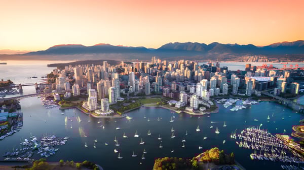 Die Stadtansicht mit Hochhäusern und Hafen im Sonnenuntergang zeigt keine direkte Verbindung zur Pattison High School.