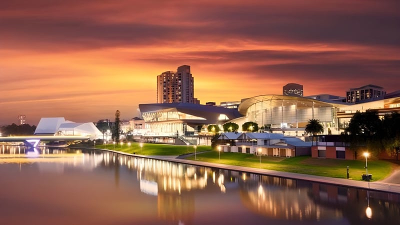 Eine Stadtansicht mit modernen Hochhäusern vor einem orange-roten Sonnenuntergang, ohne direkten Bezug zur Pembroke School.
