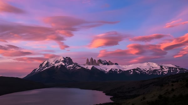 Der spiegelglatte See vor schneebedeckten Bergen zeigt eine beeindruckende Landschaft in der Nähe von Pender Harbour Secondary.