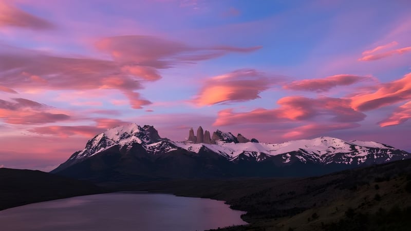 Der spiegelglatte See vor schneebedeckten Bergen zeigt eine beeindruckende Landschaft in der Nähe von Pender Harbour Secondary.