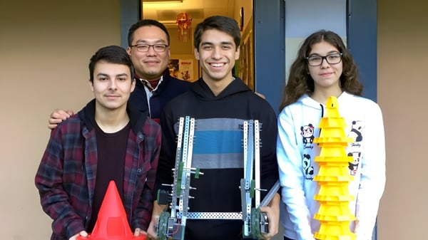 Eine Gruppe von vier Schülerinnen und Schülern steht mit der Pender Harbour Secondary im Flur und lächelt.