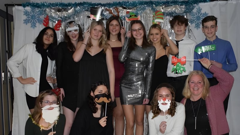 Eine Gruppe von Schülerinnen und Schülern des Perth & District Collegiate Institute posiert vor festlicher Dekoration.