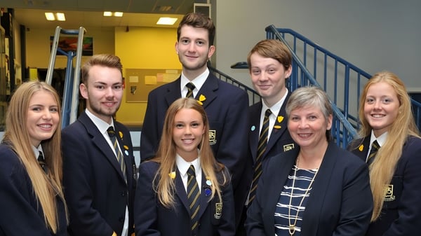 Eine Gruppe von Schülerinnen und Schülern steht im Flur des Perth & District Collegiate Institute.