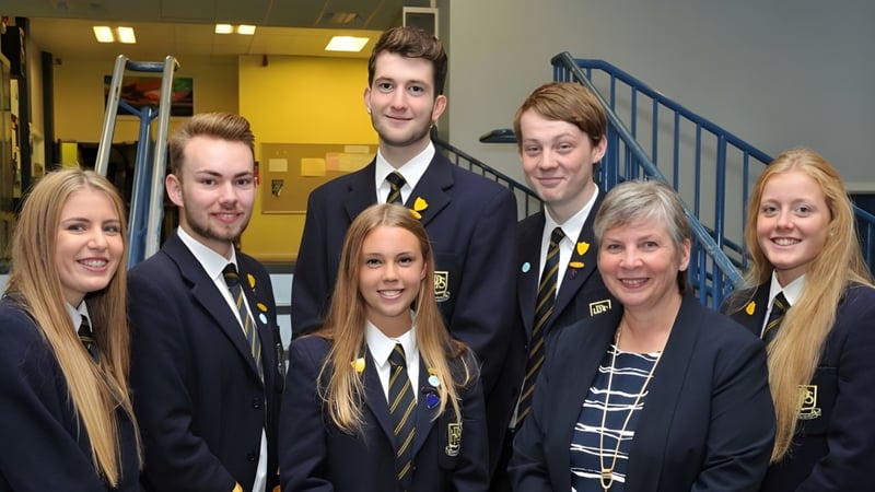 Eine Gruppe von Schülerinnen und Schülern steht im Flur des Perth & District Collegiate Institute.