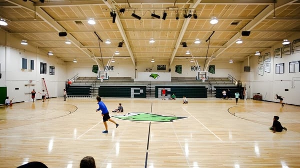 Schüler spielen ein Basketballspiel in der Halle der Phoenix Christian Preparatory School.