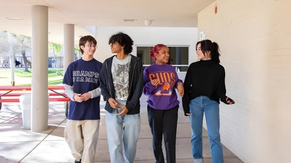 Eine Gruppe von Schülerinnen und Schülern steht gemeinsam im Freien auf dem Gelände der Phoenix Union High School.