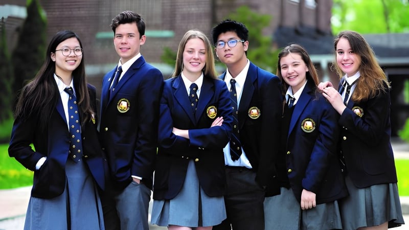 Eine Gruppe Schüler mit Schuluniform steht vor einem Gebäude auf dem Campus des Pickering College.