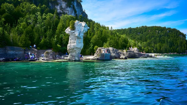 Ein idyllischer See umgeben von dichten Wäldern und Felsen in der Nähe des Pickering College.