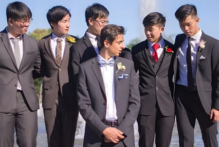 Eine Gruppe von Schülern der Pinetree Secondary School steht zusammen bei einer formellen Veranstaltung im Freien.