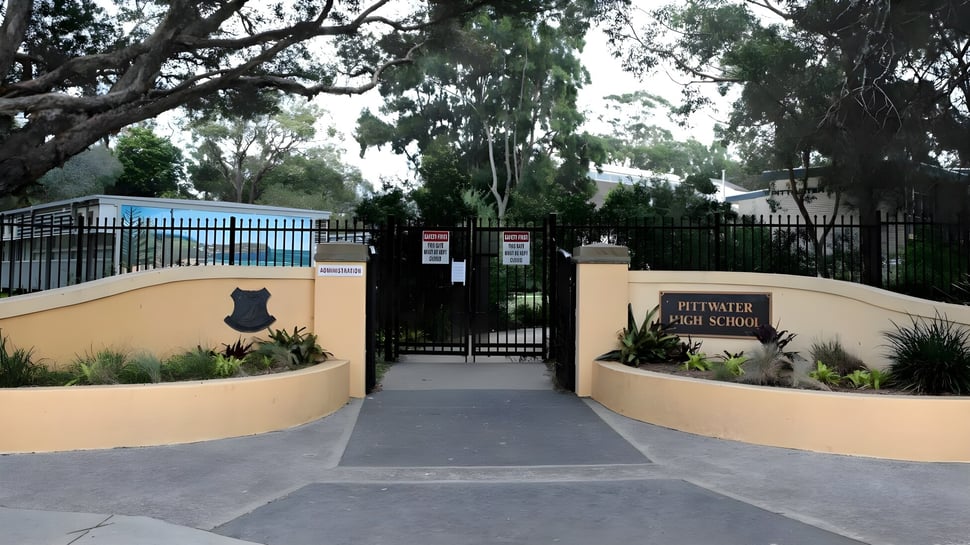 Der Eingang zum Schwimmbad der Pittwater High School ist von üppigem Grün und Bäumen umgeben.
