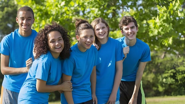 Eine Gruppe von fünf Schülerinnen und Schülern des Placentia-Yorba Linda Unified School District steht im Freien vor grünen Bäumen.