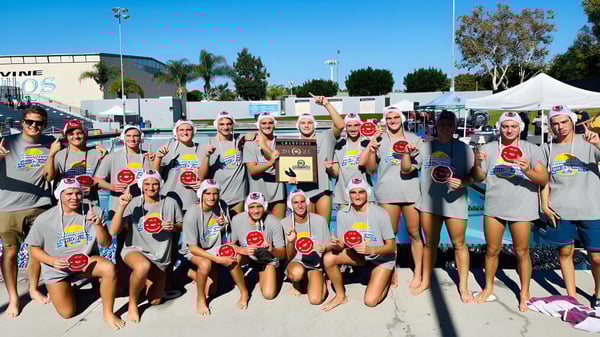 Schüler und Schülerinnen des Placentia-Yorba Linda Unified School District tragen graue Shirts und halten verschiedene Sportgeräte im Freien.