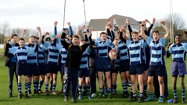 Eine Gruppe Schüler der Pocklington School feiert gemeinsam auf dem Rugby-Feld.