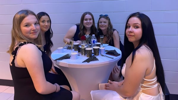 Eine Gruppe junger Frauen in formeller Kleidung posiert gemeinsam bei einer Veranstaltung an der Polyvalente Alexandre-J.-Savoie.