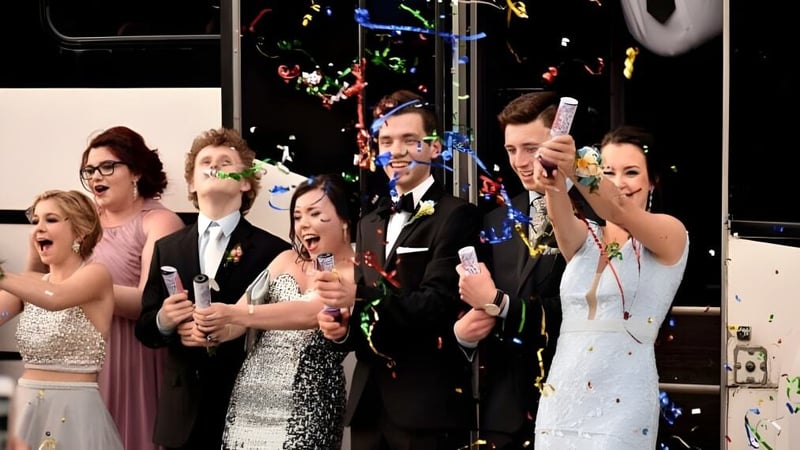 Schüler der Polyvalente Louis-J.-Robichaud präsentieren sich auf einer Bühne während einer Feier mit bunten Lichtern.