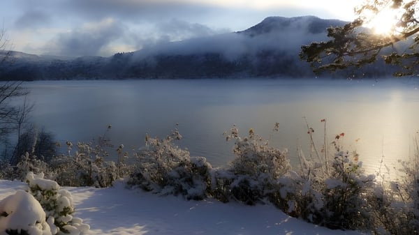 Eine verschneite Winterlandschaft mit Bergpanorama nahe der Polyvalente Louis-J.-Robichaud.