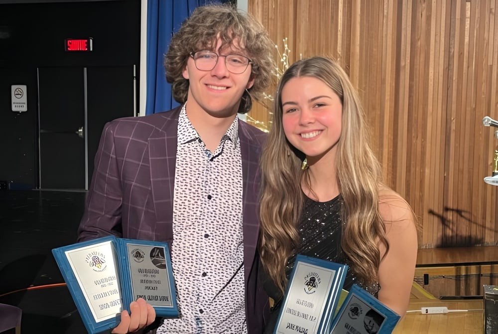 Zwei Personen halten Auszeichnungen auf der Bühne der Polyvalente Roland-Pépin.