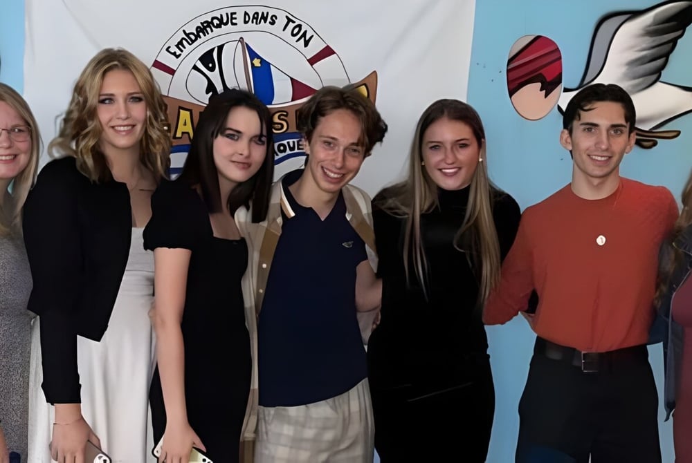 Schüler der Polyvalente W.-A.-Losier stehen vor einem bunten Wandbild mit dem Schriftzug Storrington High School.