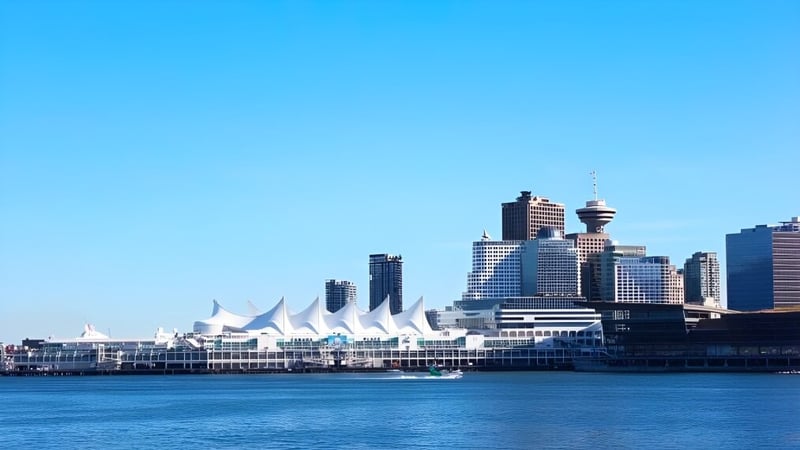 Blick auf eine moderne Stadtsilhouette mit dem Canada Place Gebäude in der Nähe der Port Moody Secondary School.