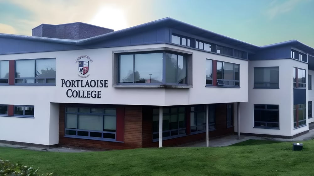 Das moderne mehrstöckige Gebäude des Portlaoise College ist umgeben von einer Grünfläche im Vordergrund.
